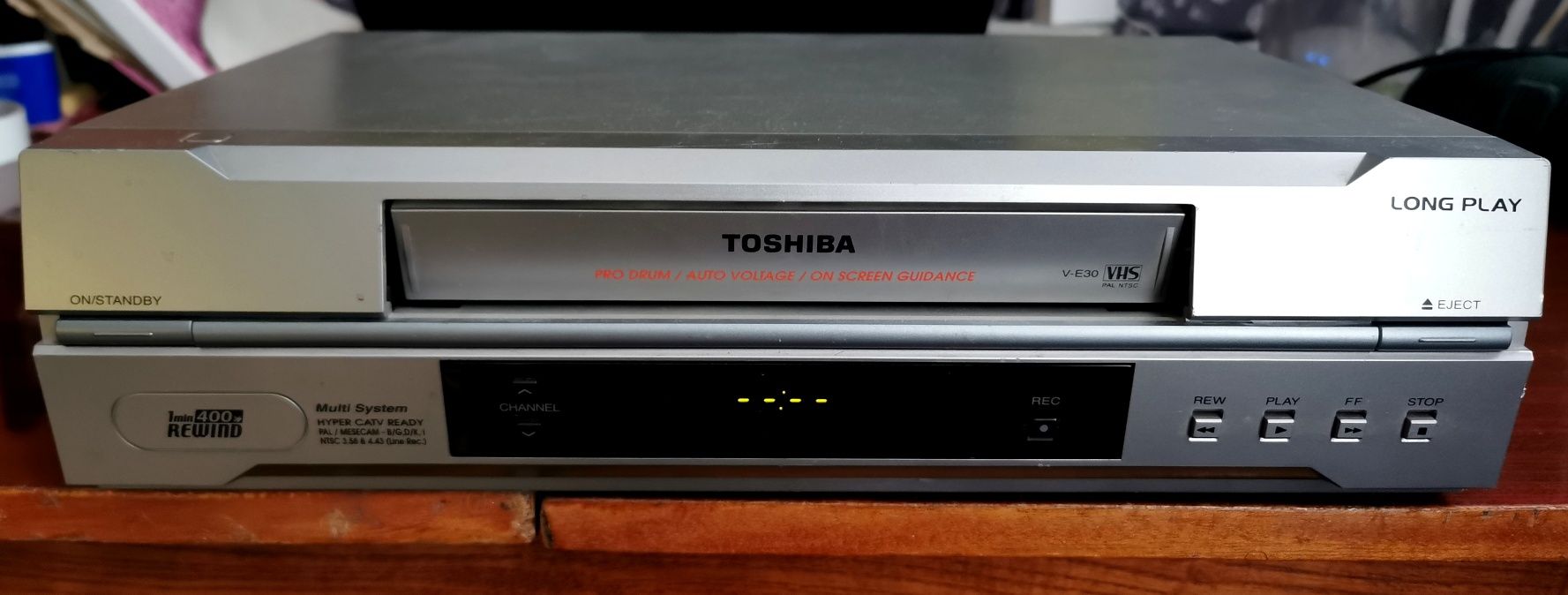 Відеомагнітофон Toshiba V-E30