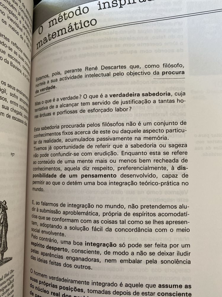 Livro de filosofia de 11.º ano antigo
