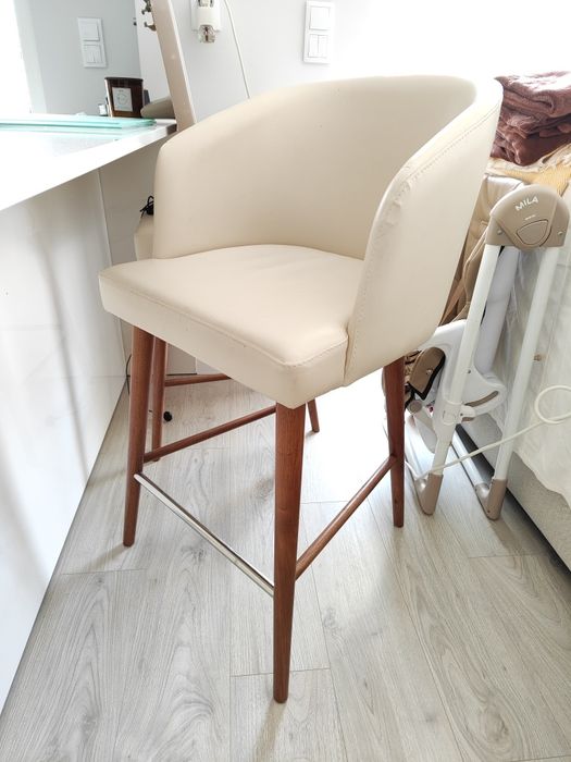 Conjunto duas cadeiras altas de ilha bar madeira nogueira