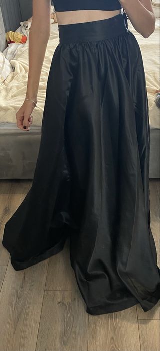 Атласна спідниця чорого кольору в розмір S