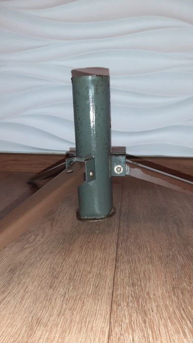 Тримач тринога для ялинки