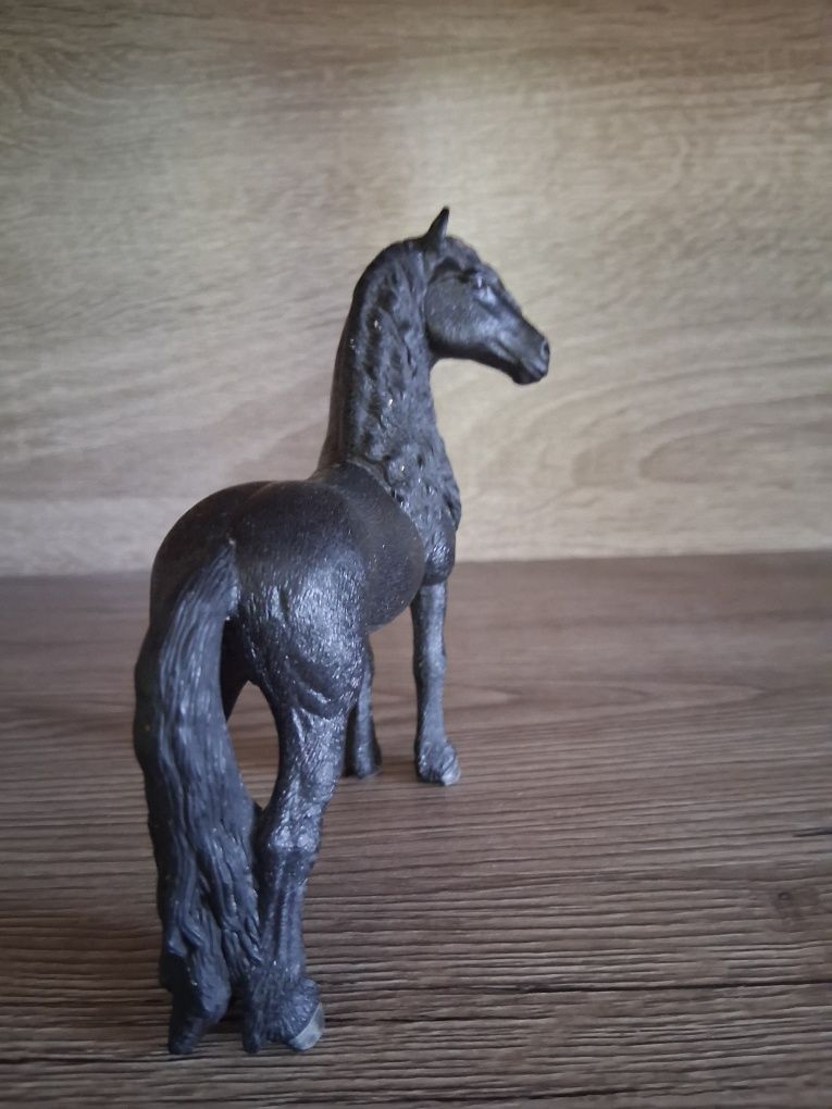 Figurka koń fryzyjski