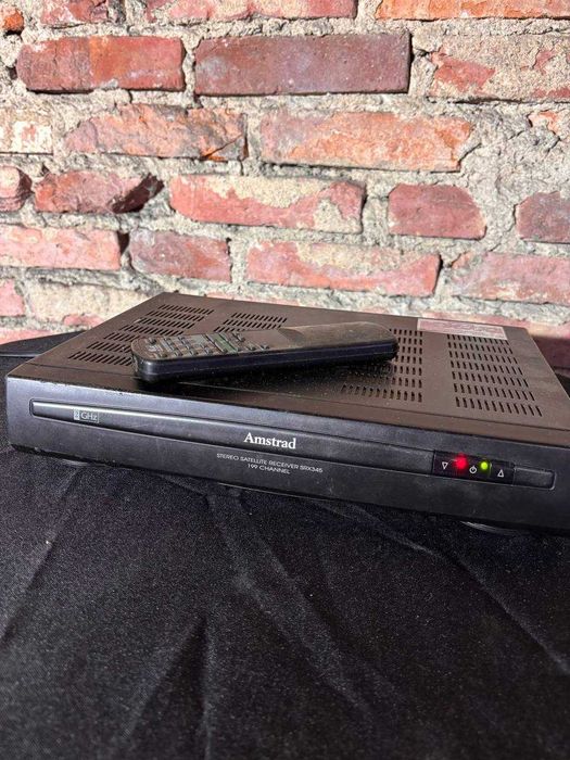 Amstrad SRX345 – tuner satelitarny stereo z pilotem, sprzęt retro