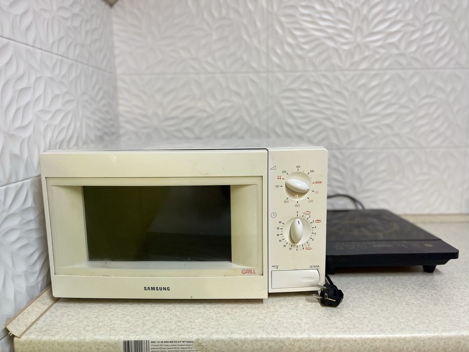 Мікрохвилюва піч з грилем