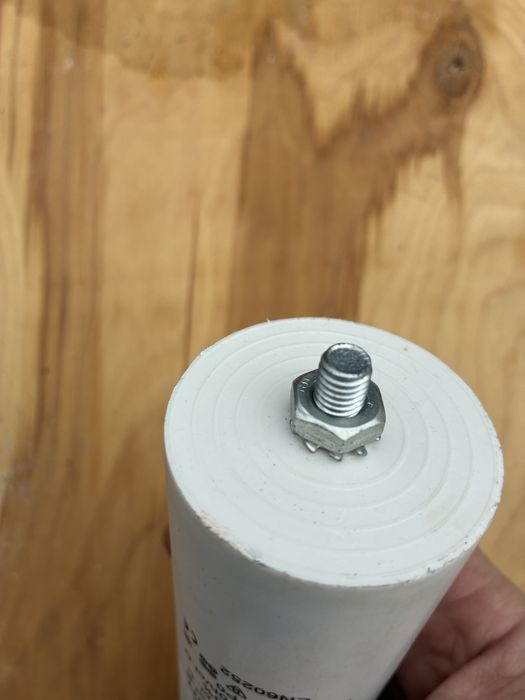 Продам конденсатори до електро двигуна