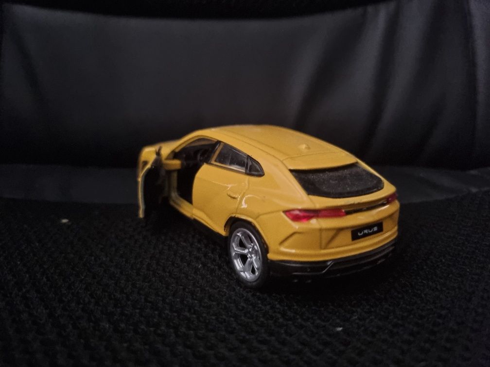 Lamborghini urus Amarelo