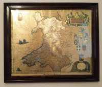 Metalizowana kopia mapy Walii, z XVII wieku, w drewnianych ramach