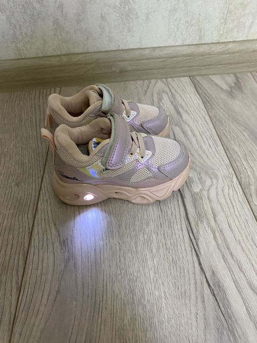 Дитячі кросівки з ліхтариками на підошві для дівчинки.