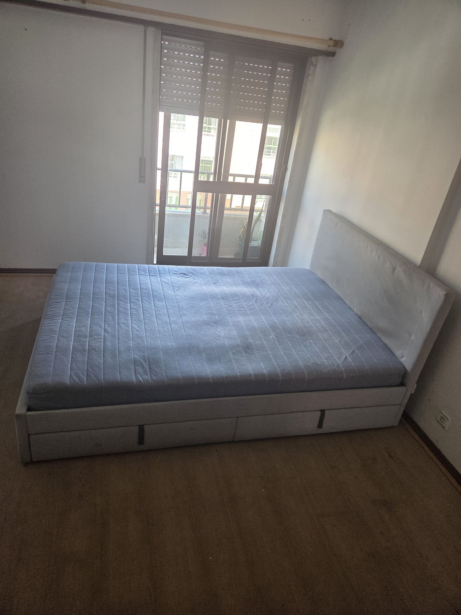 Cama com duas gavetas