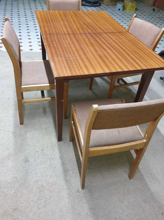 Stół rozkładany i cztery krzesła w dobrym stanie
