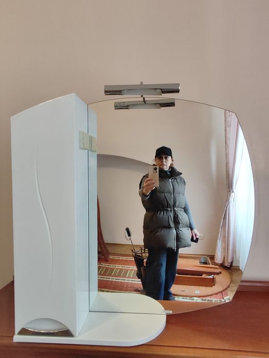 Продам дзеркало з тумбою та підсвіткою