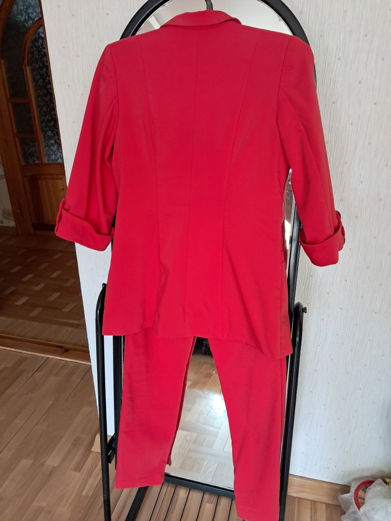 Костюм жіночий , розмір S. Ціна 400 грнрн.