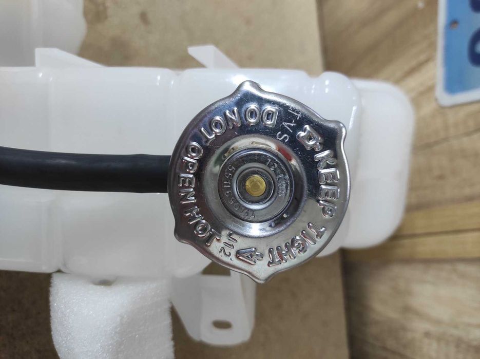 Бачок розширювальний  Chrysler 300 Dodge Challenger Charger Magnum