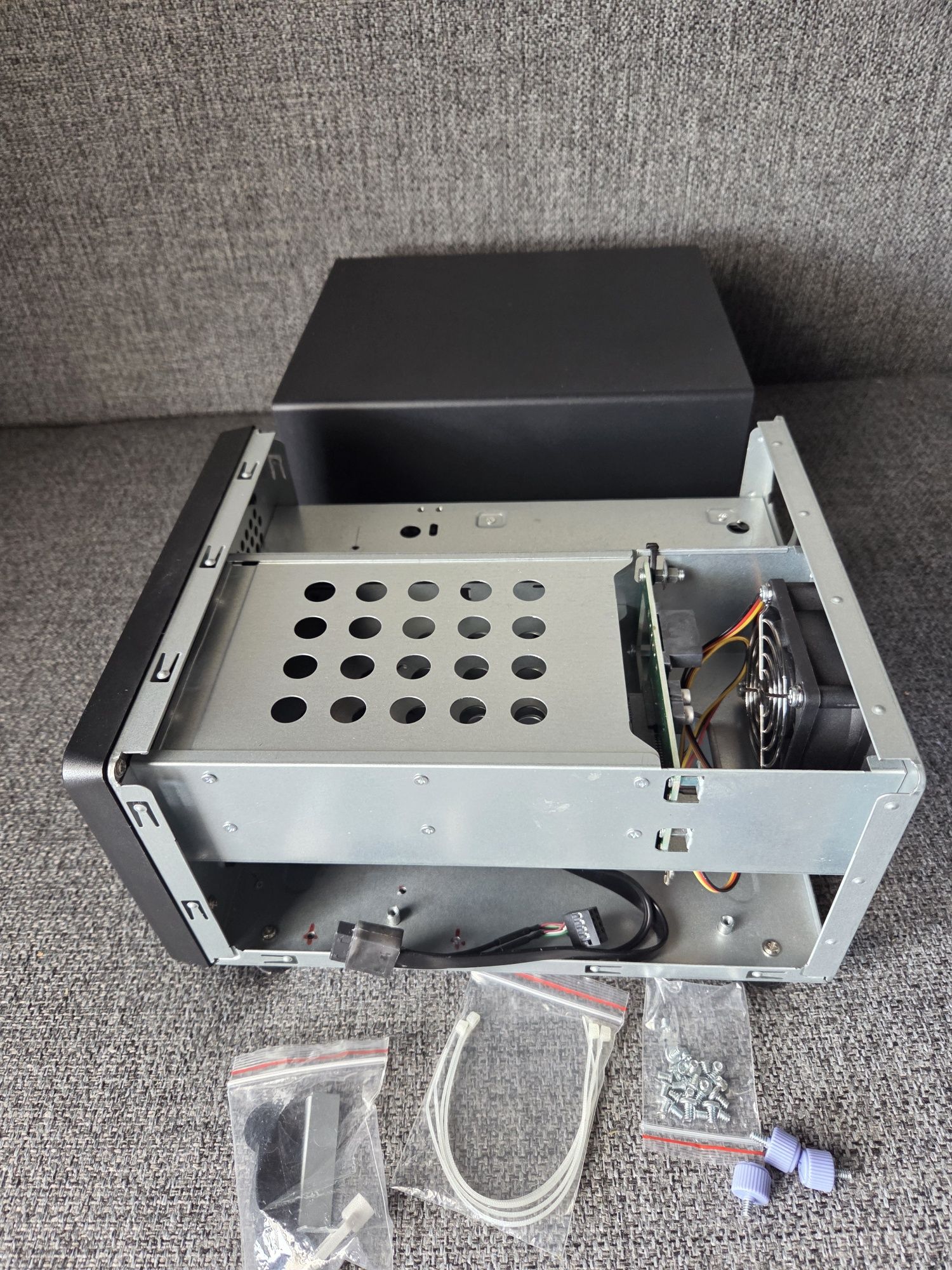 Obudowa Nas Inter-Tech SC-2100 black mITX
SC-2100 2HDD ITX
domowy NAS