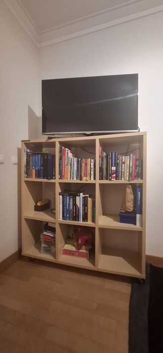 Estante modular com rodas — madeira faia clara