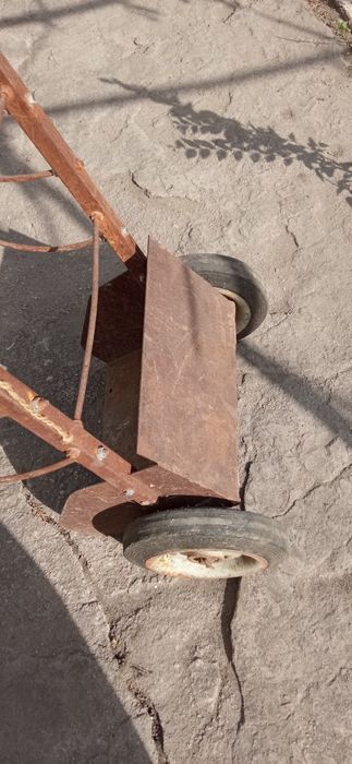 Тачка. Удобно для тяжёлого груза.