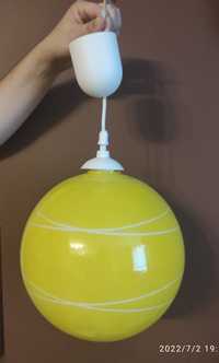 Lampa z żółtym okrągłym kloszem. Średnica ok. 30cm.