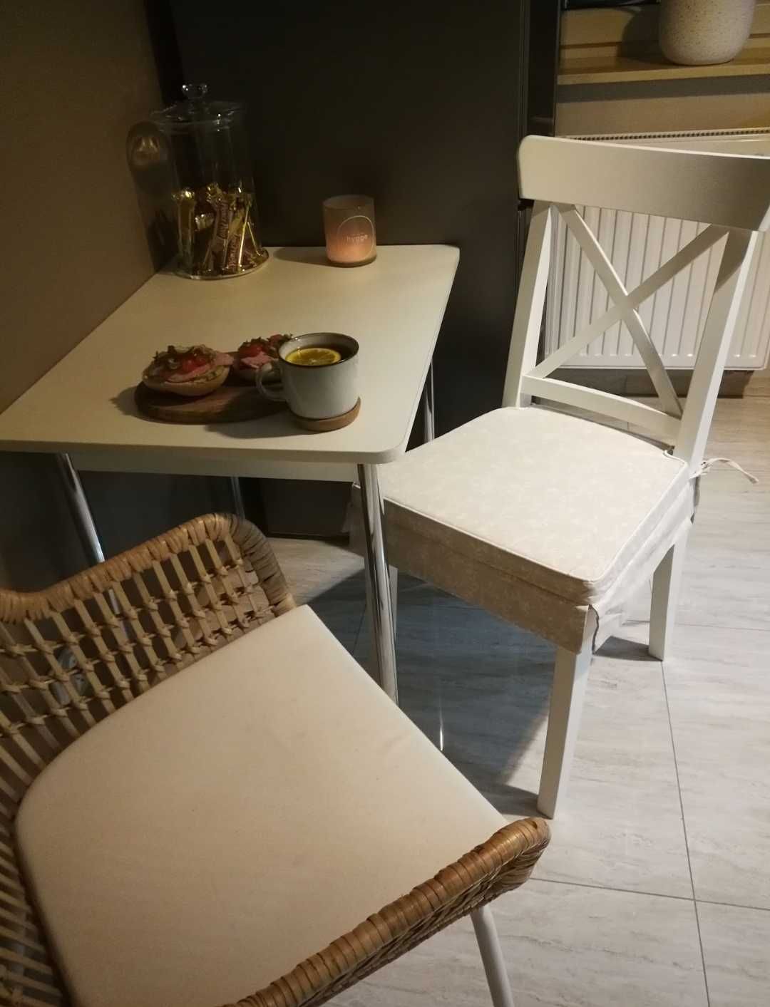 Krzesło ikea białe z poduszką i stolik