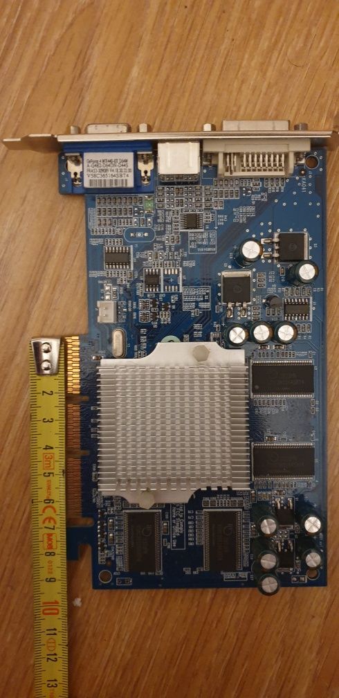Placa gráfica Geforce 4 MX 440 8X 64MB VGA DVI