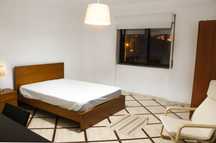 Quarto espaçoso próximo do Alegro