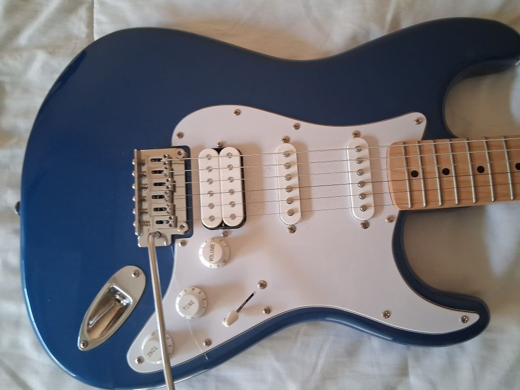 Guitarra, amplificador y complementos Fender .