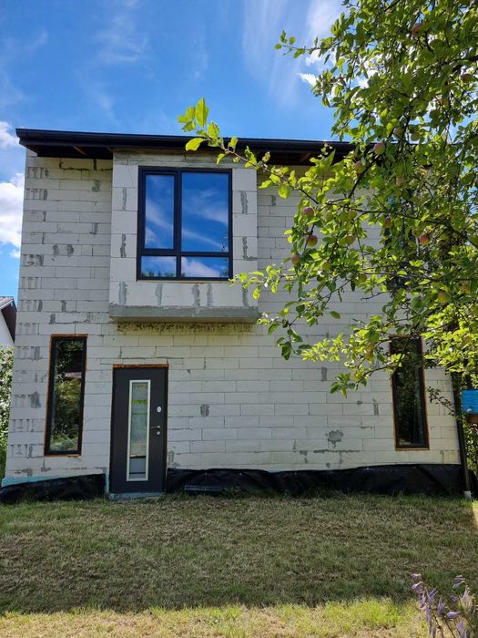 Продається 2-х поверховий будинок 10км від Львова село Липники