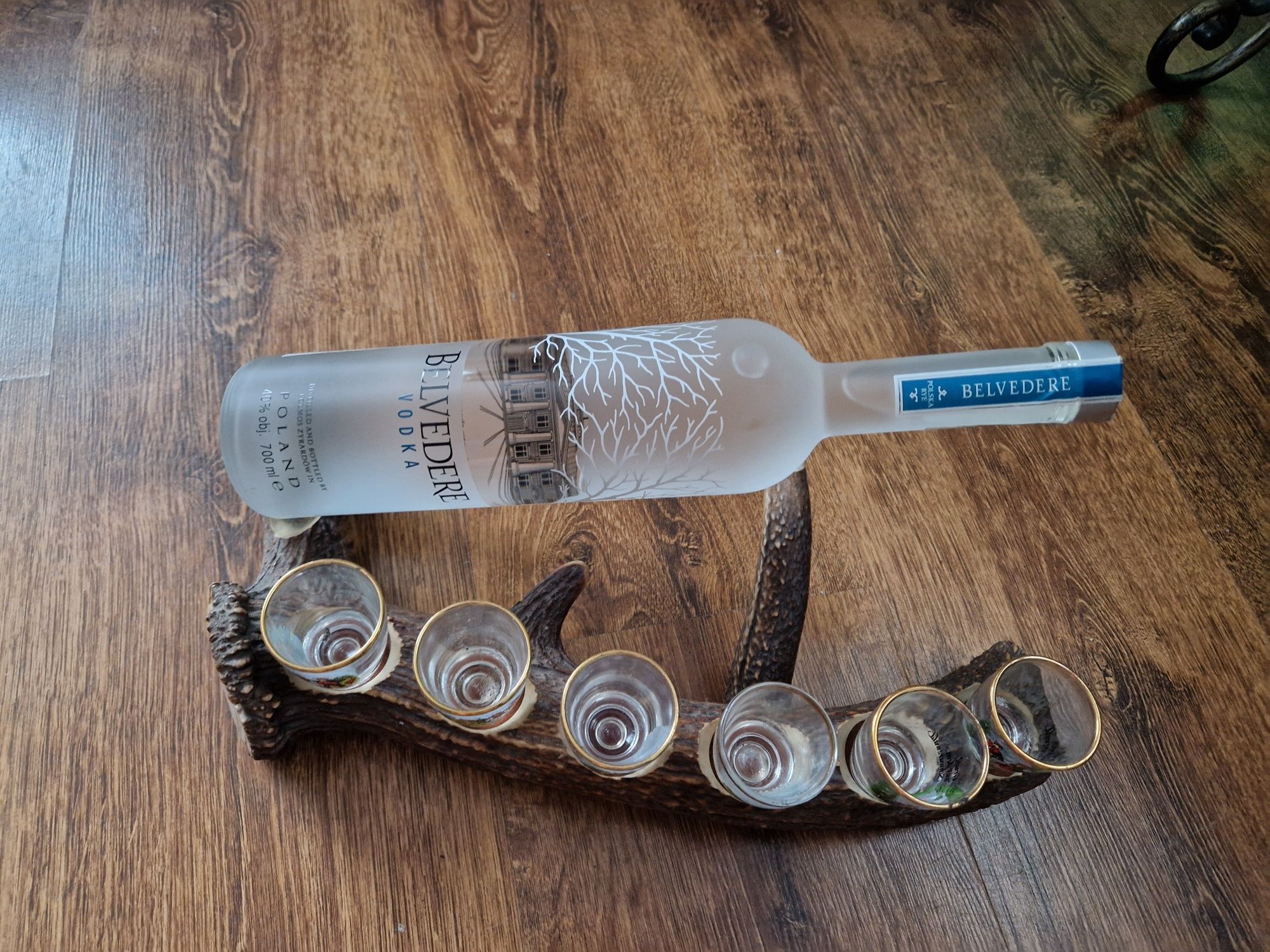 Stojak mysliwski na whisky albo wódkę