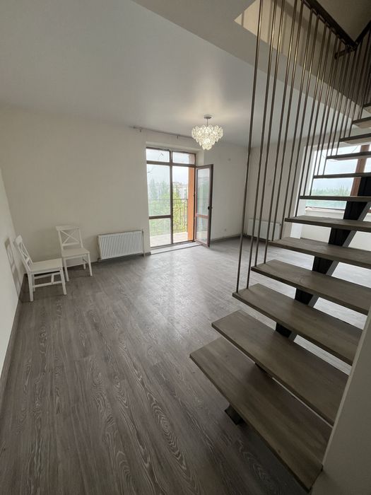 Продаж трикімнатної дворівневої квартири  Космонавтів.       ID-50-2