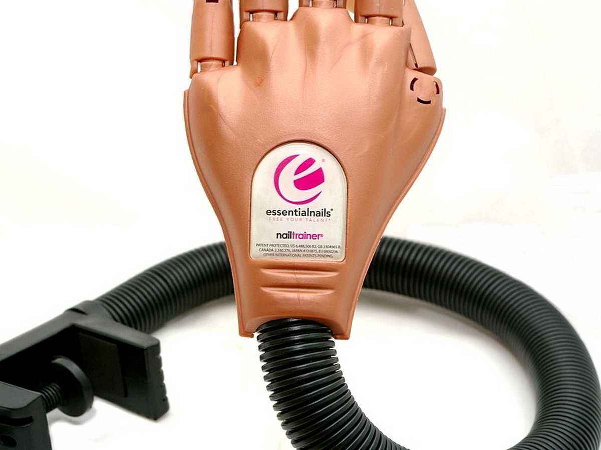 Ręka manicure - nailtrainer-essentialnais .