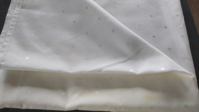 obrus biały -ekri , narzuty serwety bordo i biała