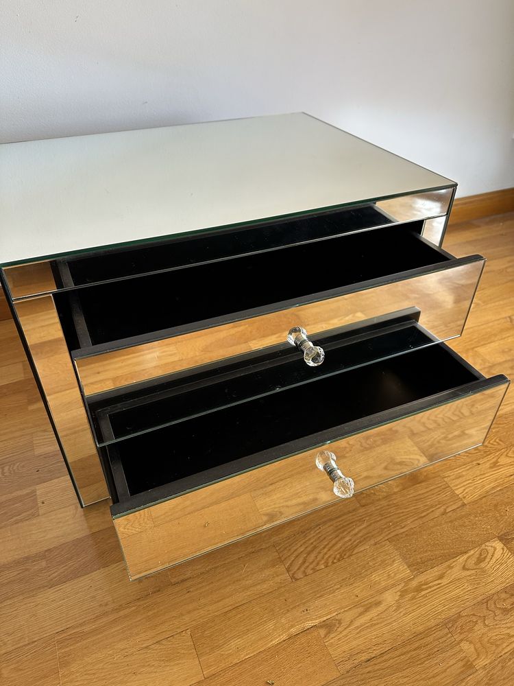 Mesa de cabeceira espelhada