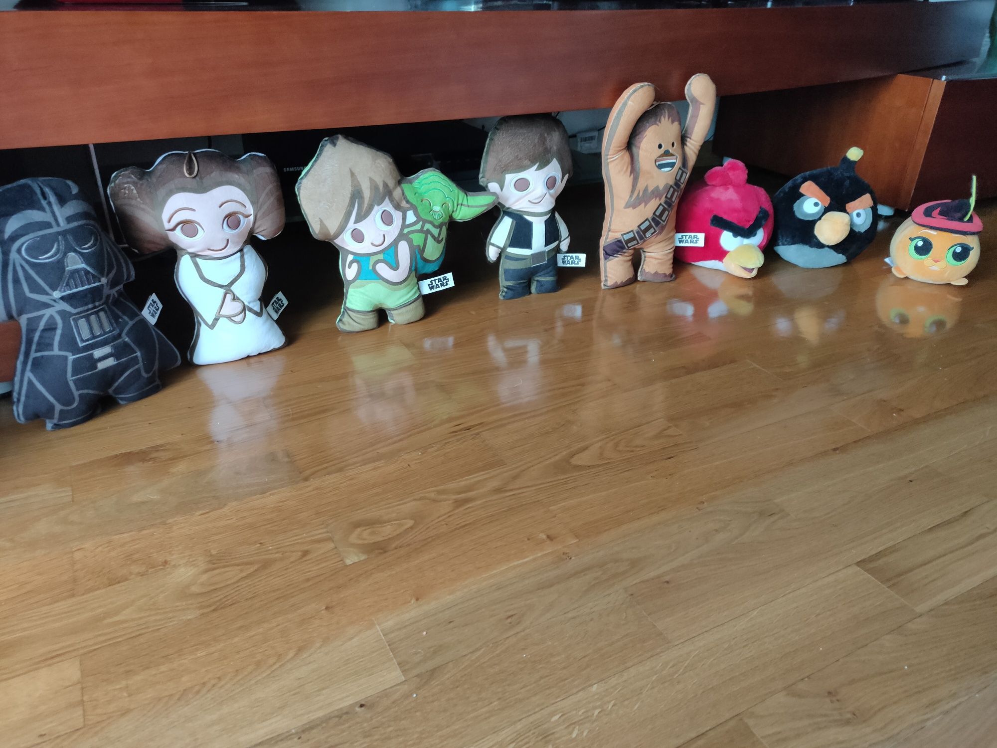 10 peluches Star Wars, Angry Birds, DreamWorks, Minions