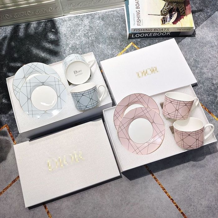 Стильний набір від Dior в рожевому та голубому кольорі посуд чашка