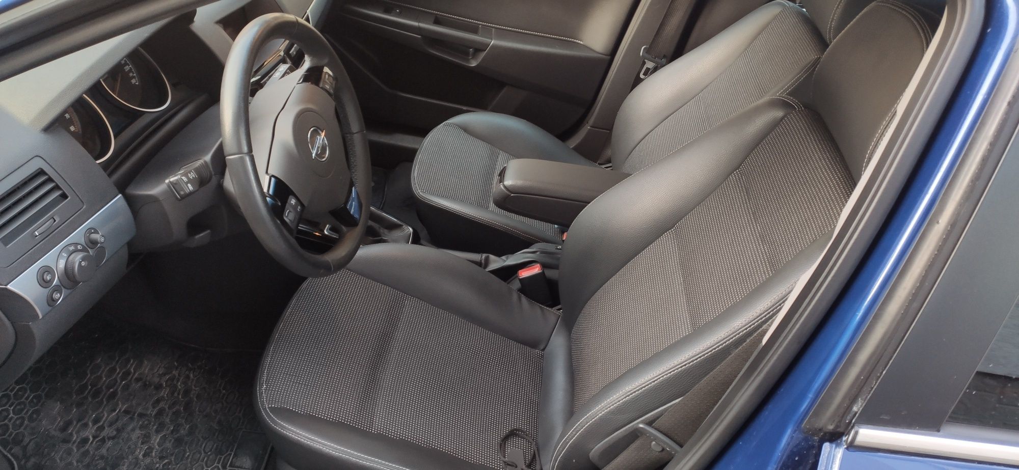 Opel Astra 2009 колір-металік Cosmo