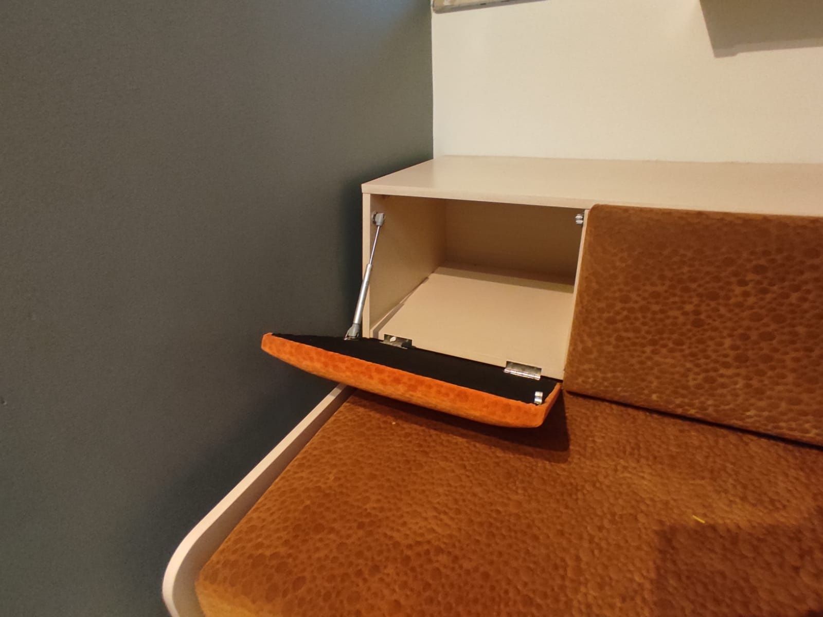 Kanapa z funkcją spania, szuflada na pościel i półkami