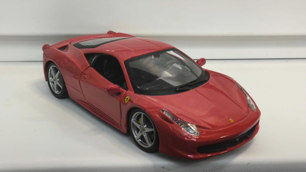 Модель, машинка Ferrari 458 Italia 1.24 Bburago
