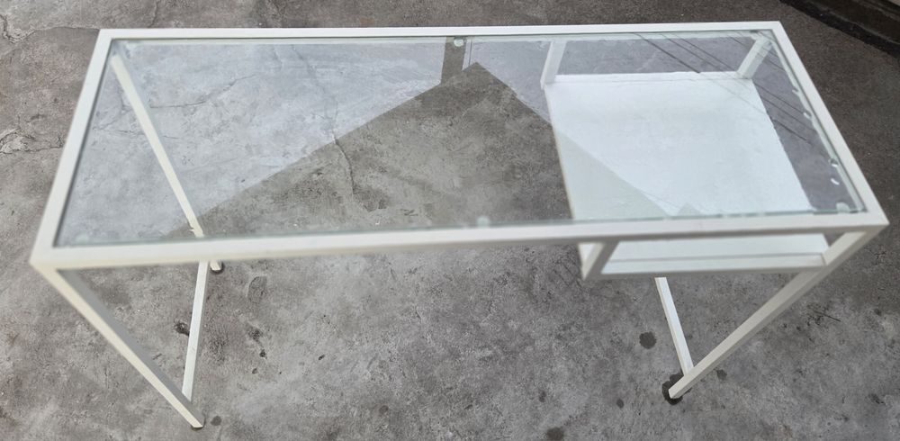 Mesa IKEA com tampo de vidro – Bom estado