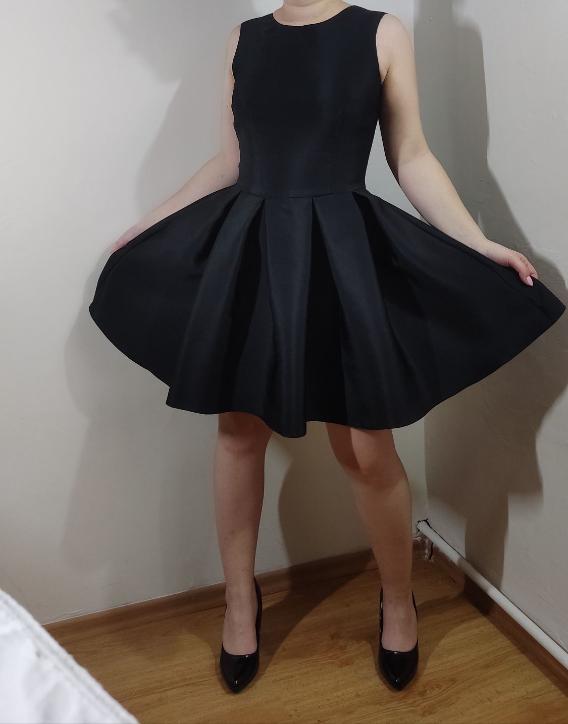 Czarna sukienka z kokardą