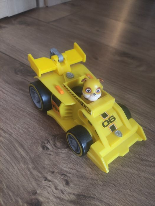 Pojazd wyścigówka + figurka RUBBLE psi patrol. Napęd+ dźwięk