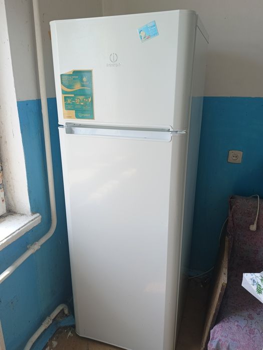 Продам холодильник Indesit