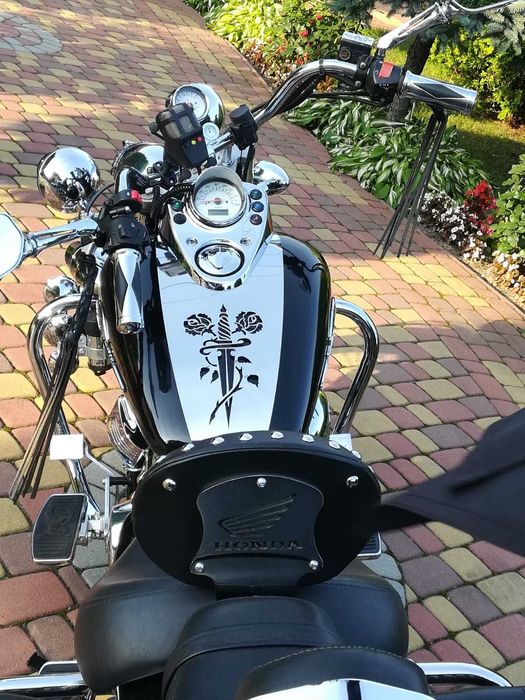 Metalowy krawat na bak zbiornik do motocykla Honda Shadow VT 125