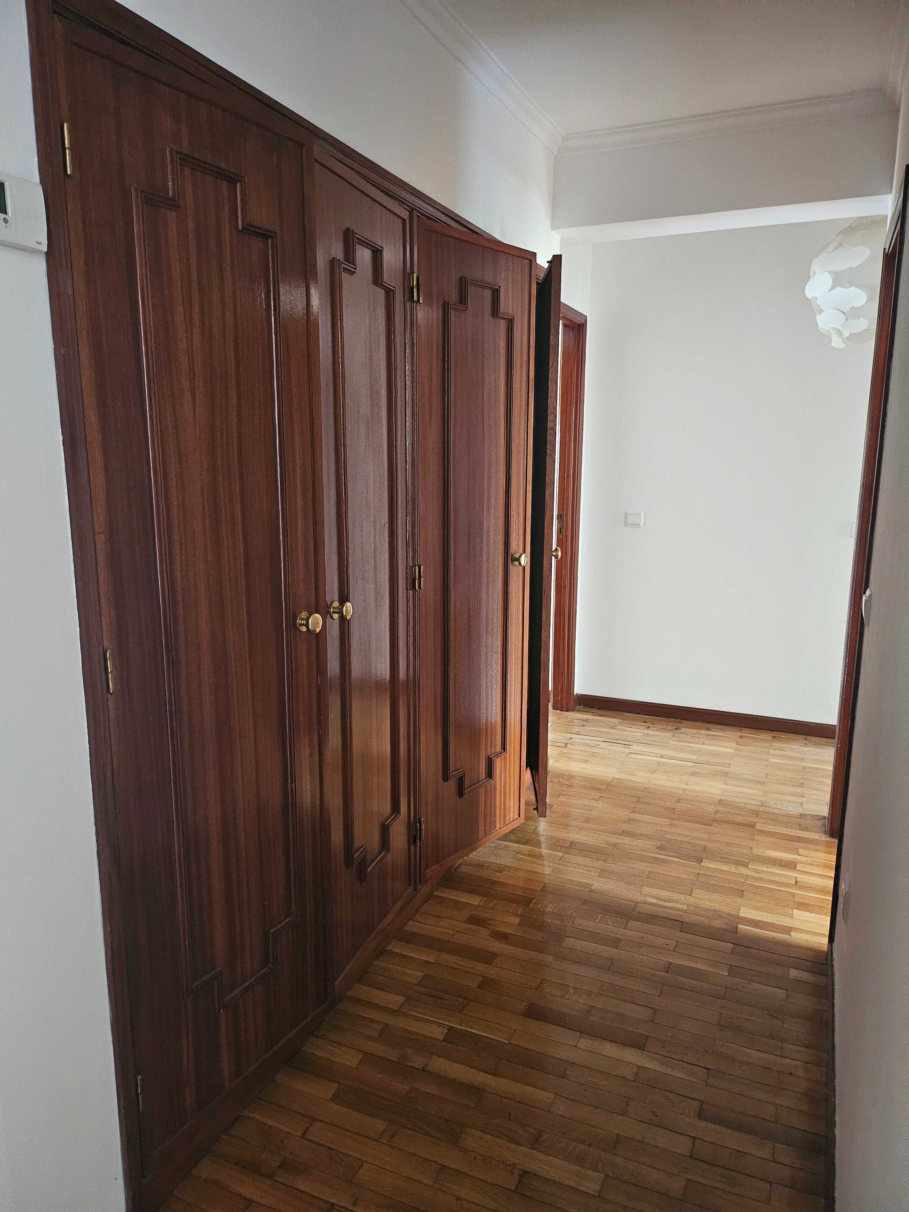 Arrenda-se T4 bem localizado