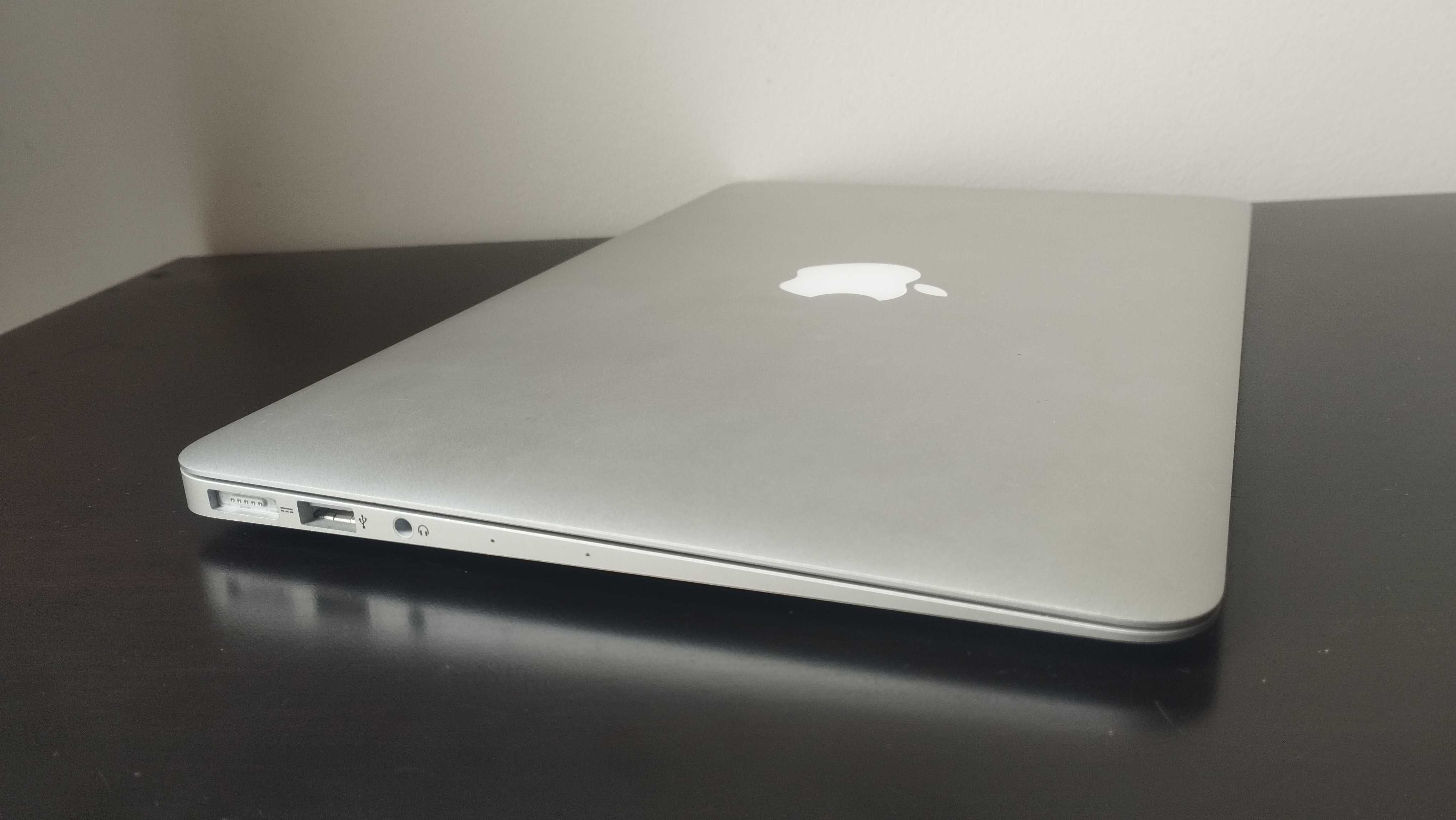 MacBook air 11" A1465 EMC 2924