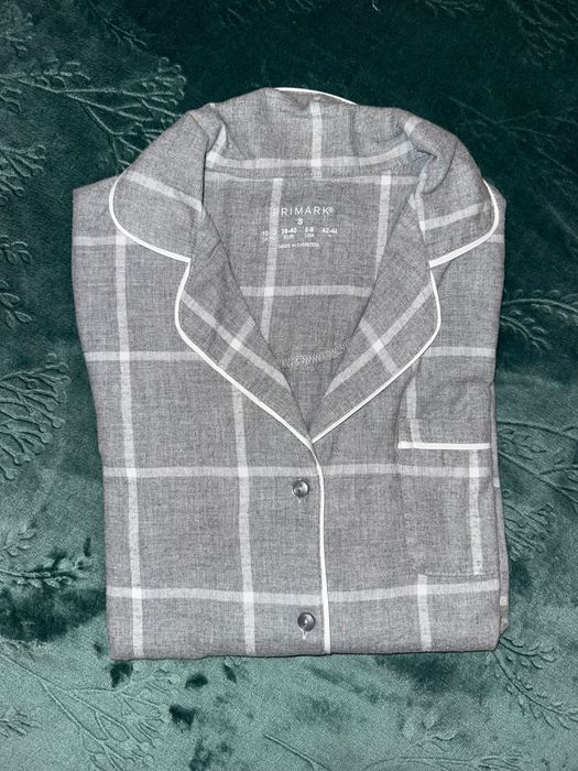 Pijama cinzento com riscas brancas