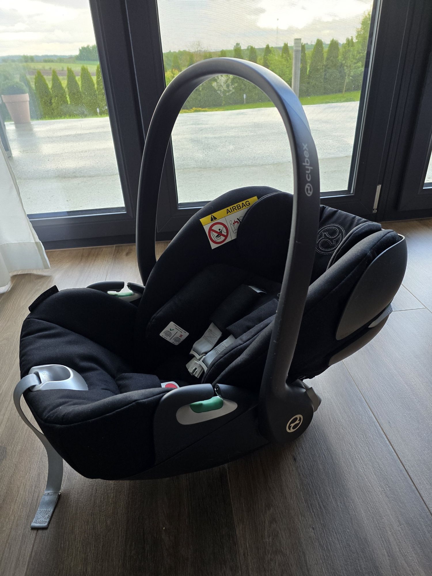 Fotelik Cybex Cloud Z2 w materiale Premium wraz z obrotową bazą.