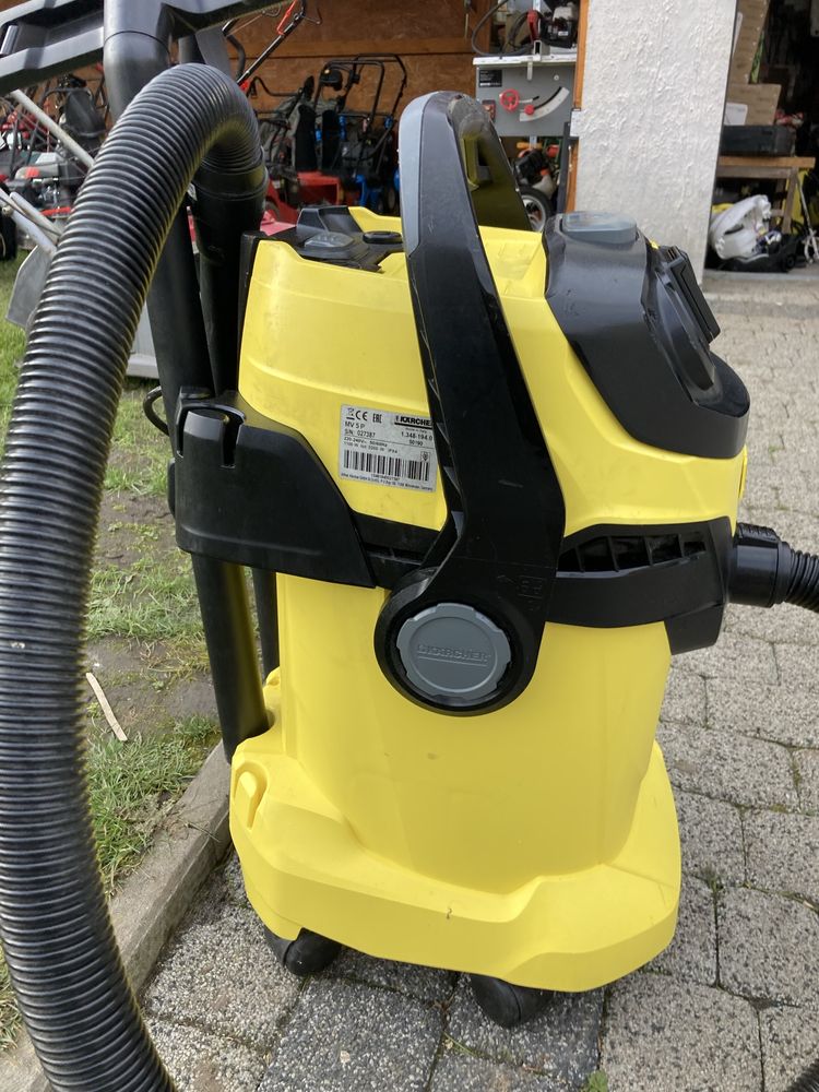 Odkurzacz Karcher MV5 P z gniazdem i otrzasaczem