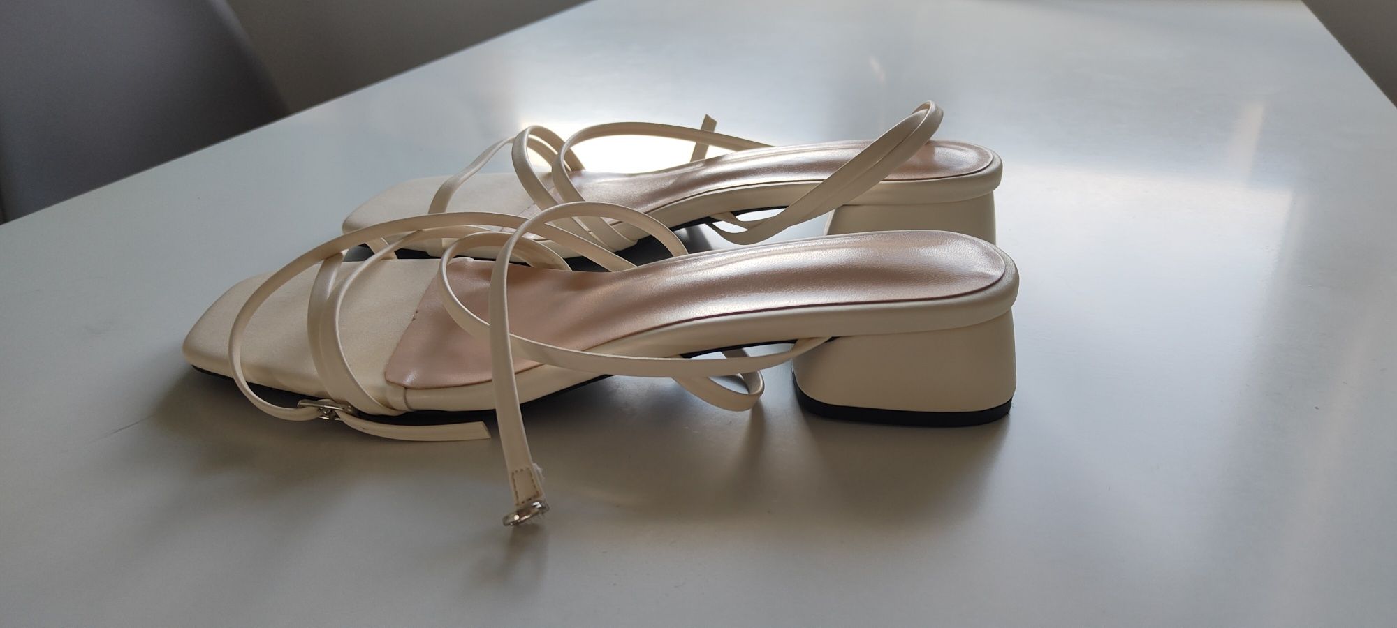 Sandały damskie na niskim słupku eleganckie
