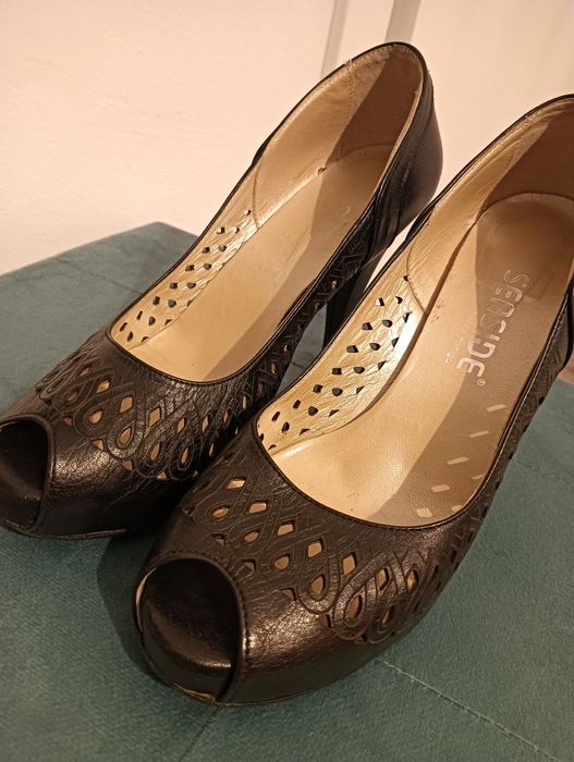 Sapatos salto alto pretos