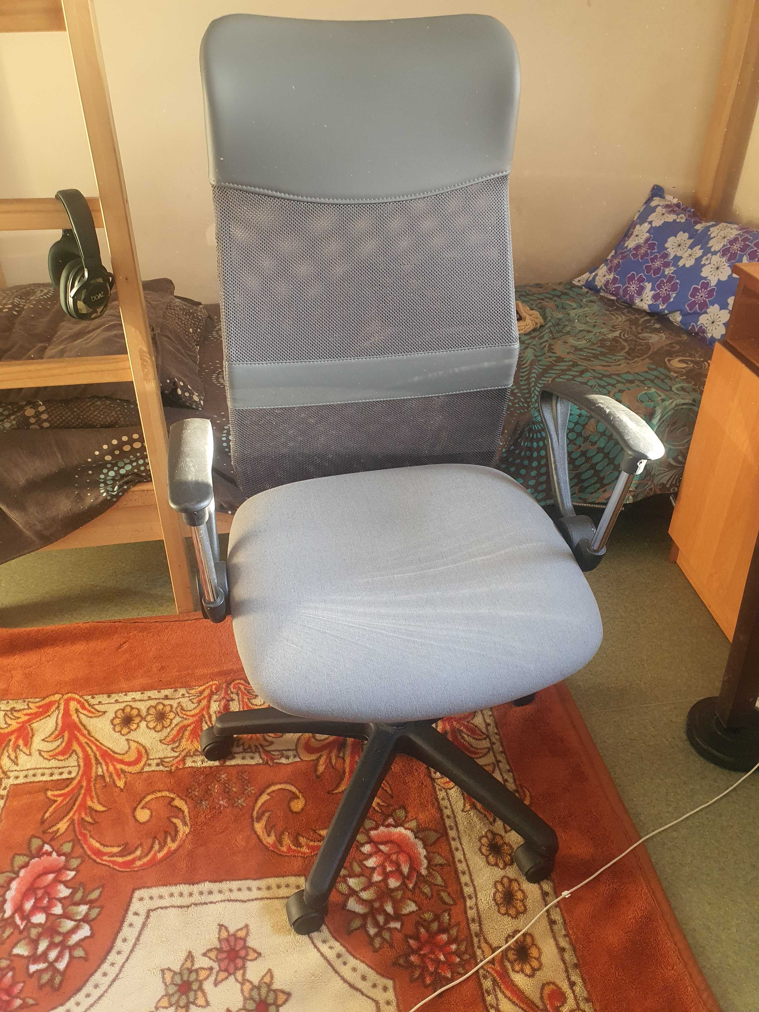 Нове офісне крісло з поперековою опорою для тривалого сидіння