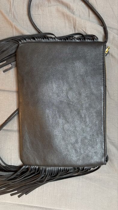 Torebka na ramię frędzle czarna eco skóra jesien 2025